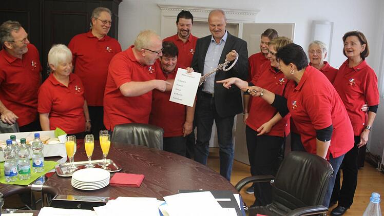 Elf Fosänachter kamen ins Rathaus und übernahmen die Macht. Bürgermeister Brehm rückte den Stadtschlüssel heraus. Foto: Peter Groscurth