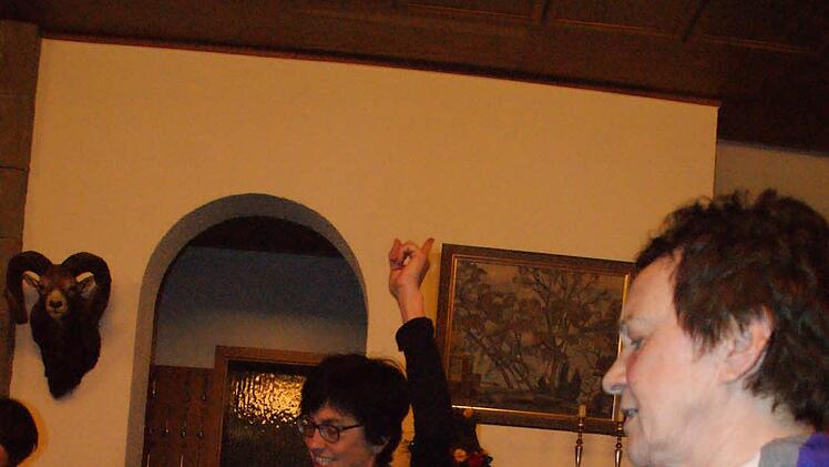 Congeniales Gespann des Weiberfaschings: Elle Steinhäuser (hinten) und Margret Cramer