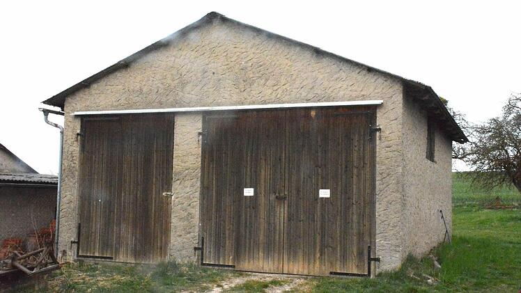 Die alte Dreschhalle neben dem Wasmuthhäuser Schloss steht zum Verkauf. Neben dem Gemeinschaftshaus soll eine neue Halle entstehen.