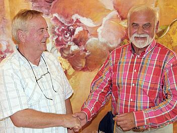 Im Erzählcafé: Rolf Pohland (links), begrüßt von Eugen Albert Foto: Dieter Britz