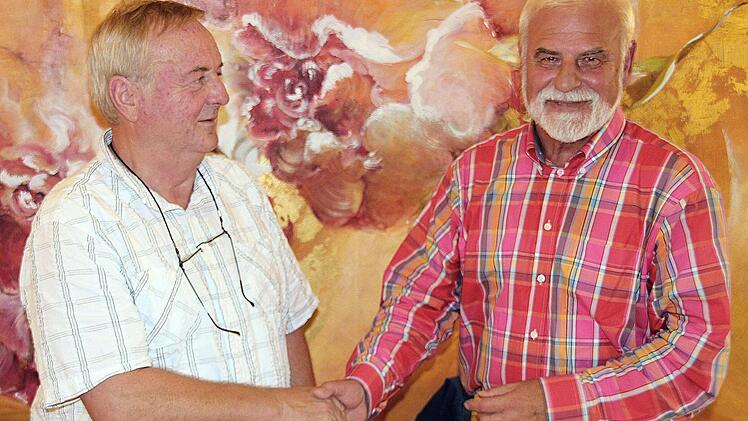 Im Erzählcafé: Rolf Pohland (links), begrüßt von Eugen Albert Foto: Dieter Britz