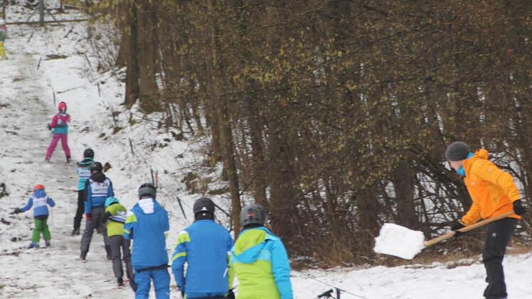 Schnee von der Randlage wird auf die Trasse des Skilifts geschaufelt. Foto: Matthias Einwag