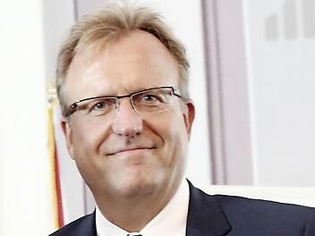 Geschäftsführer Andreas Heuser, Leiter des Europa-und Amerika-Geschäfts der Samvardhana Motherson Group, ist zufrieden mit der Entwicklung des Werkes SMIA in Michelau, ehemals Scherer& Trier. Fotos: Archiv/Ramona Popp