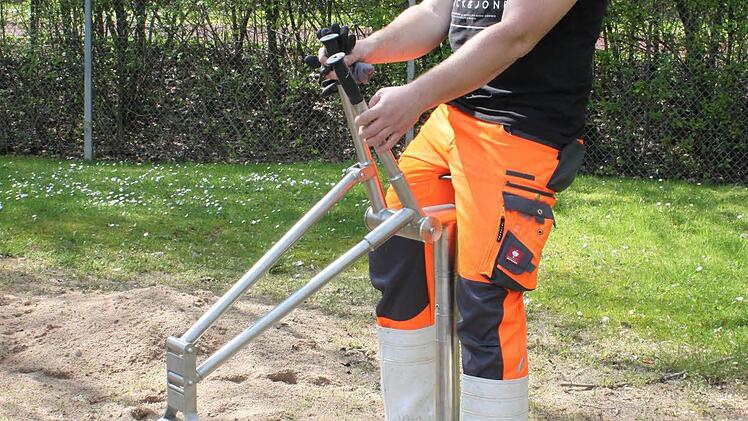Nur fürs Foto: Michael Hanke, Fachangestellter für Bäderbetriebe, probiert das neue Spielgerät, das demnächst im Sandkasten fest montiert wird, einmal selbst aus. Foto: Popp