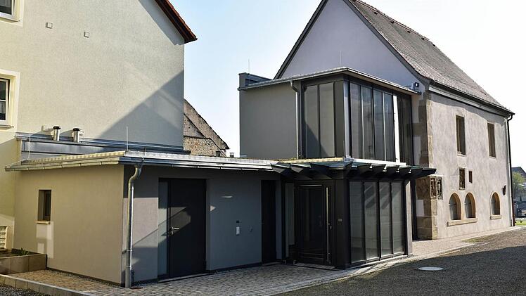 Architektonisch gesehen ist die Michaelskapelle mit ihrem modernen Anbau aus Glas und Stahl eine enorme Bereicherung für die Stadt Haßfurt. Durch einen eingebauten Aufzug können Gäste bequem in den 1. Stock gelangen.