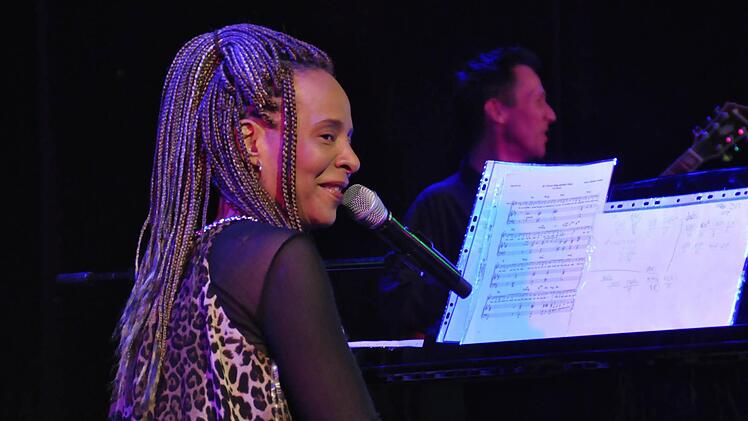 Jocelyn B. Smith ist eine charismatische Künstlerin, die nicht nur durch ihre begnadete Stimme ihr Publikum zum Toben bringt.  Foto: Peter Klopf