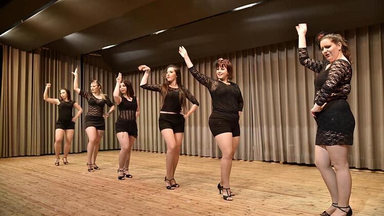 Ins Cabaret entführten die Tänzerinnen der Tanzgruppe "Jellina" die Zuschauer beim deutsch-französischen Abend. Foto: Gerold Snater