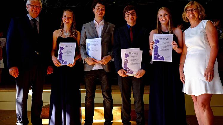 Ehrung der Preisträger (von links): Oberstudiendirektor Helmut Schreiner gratulierte Saskia Reuter, Peter Balles, Dominik Weißenseel und Anna Seufert. Die Preise überreichte Rita Schaupp im Namen der Freunde des FGH. Foto: Gerd Schaar