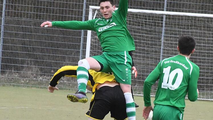 Gratis-Übung: Ein Garitzer Spieler (hinten) lässt hier seinen Großbardorfer Gegner (ungewollt) das Bockspringen versuchen. Foto: Hopf