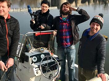 In Kitzingen haben die "Woidboyz" Basti, Uli und Andi ein Fahrschulboot geentert, um weiter nach Dettelbach zu kommen. Links im Bild der "überfallene" Kapitän Timo Lang, der sagt: "Die Aktion hat echt Spaß gemacht."  Foto: Eva Schatz/ BR