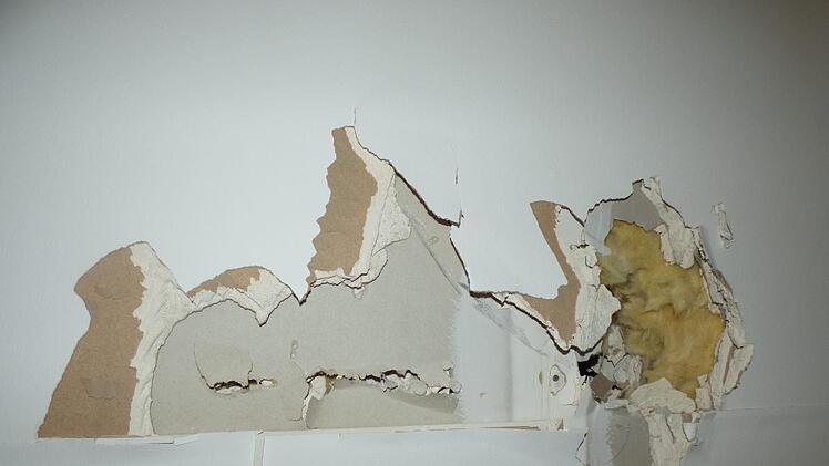 Hinter dieser Wand vermuteten die Einbrecher offenbar einen Tresor. Darin laufen jedoch lediglich die Versorgungsleitungen des Gebäudes. Foto: Thomas Weichert