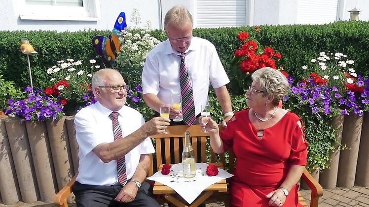 Bürgermeister Helmut Taut gratuliert dem Jubelpaar Reta und Konrad Sponsel.  Foto: Paul Pöhlmann
