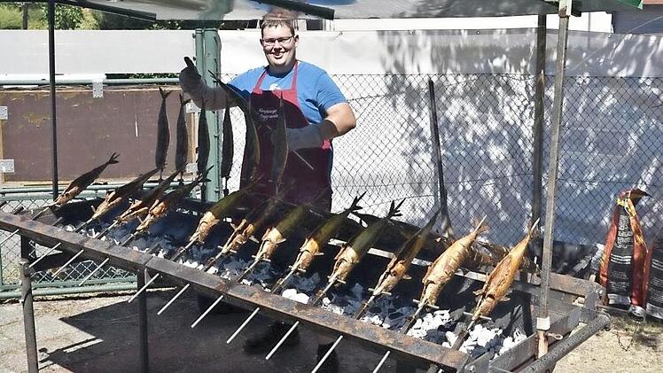 Zweiter Vorsitzender Alexander Strobel fungierte beim Anglerfest des Anglervereins Königsberg selbst als Grillmeister.  Foto: Gerold Snater
