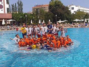 Hatten sich die Abkühlung redlich verdient: die U11- und U13-Junioren des FC Coburg, die beide Turniersiege errangen.  Fotos: Hartmut Guhling