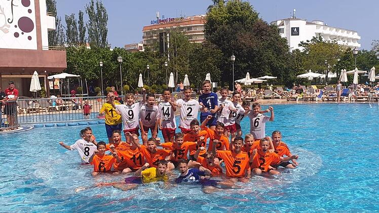 Hatten sich die Abkühlung redlich verdient: die U11- und U13-Junioren des FC Coburg, die beide Turniersiege errangen.  Fotos: Hartmut Guhling
