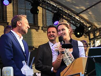 Umweltminister Thorsten Glauber (von links), Bürgermeister Andreas Hügerich und Korbstadtkönigin Alicia I. bei der Begrüßung der Gäste auf der Hauptbühne am Marktplatz. Fotos: Tobias Kindermann