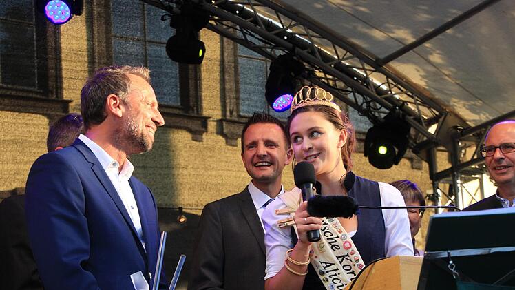 Umweltminister Thorsten Glauber (von links), Bürgermeister Andreas Hügerich und Korbstadtkönigin Alicia I. bei der Begrüßung der Gäste auf der Hauptbühne am Marktplatz. Fotos: Tobias Kindermann