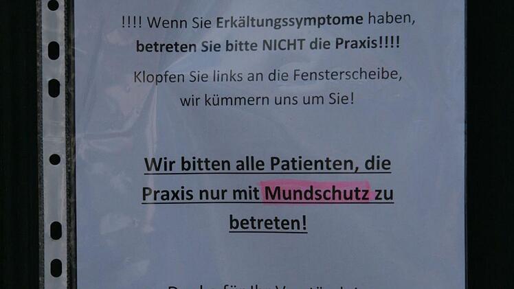 Handlungsanweisungen an der Eingangstür der Praxis von Christopher Kirsten. Foto: Jürgen Gärtner