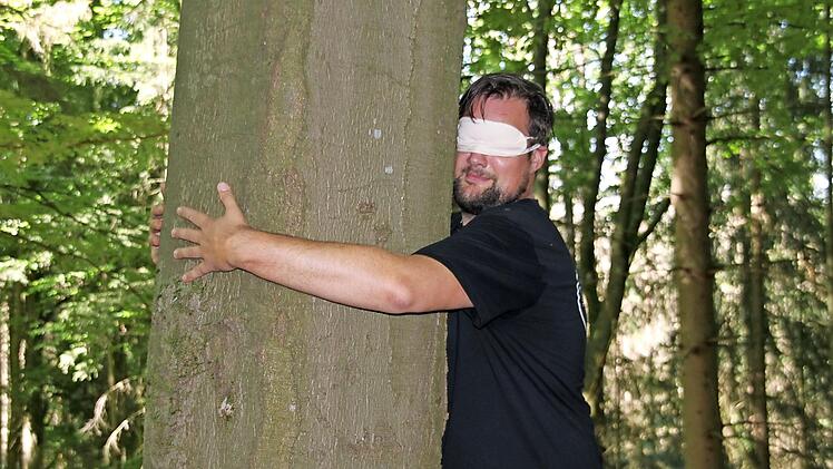 Michael Rost umarmt einen Baum. "Das gibt einem einen starken Halt", sagt der 43-Jährige.