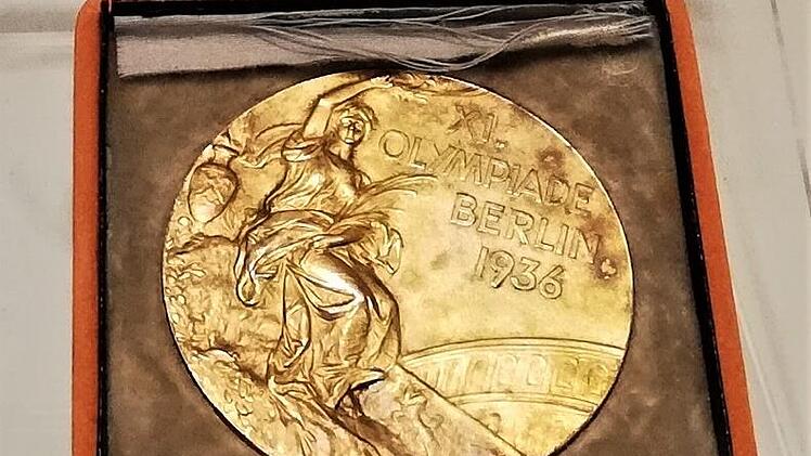 Diese Goldmedaille gewann Martin Karl (Würzburg) mit seinen drei Kameraden vom Würzburger Ruderverein bei der Olympiade 1936 in Berlin. Foto: Sigismund von Dobschütz