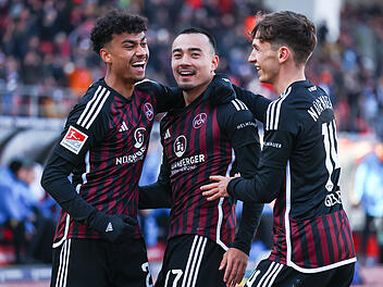 Jens Castrop trifft für den 1. FC Nürnberg zum 3:0 gegen Hansa Rostock