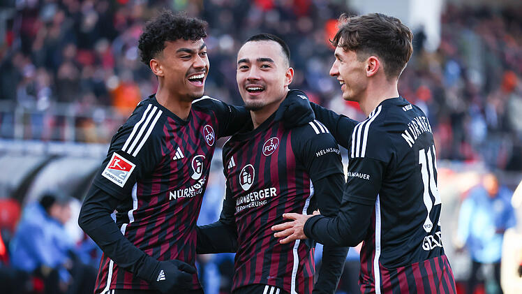 Jens Castrop trifft für den 1. FC Nürnberg zum 3:0 gegen Hansa Rostock