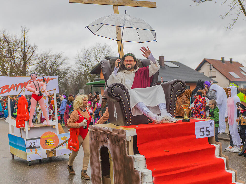 Buntes Faschingstreiben begeistert groß und klein.