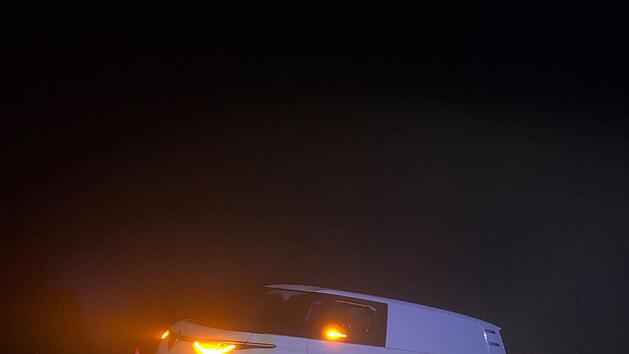 Wendeman&ouml;ver missgl&uuml;ckt - "Benebelter" Fahrer f&auml;hrt sich in Graben fest
