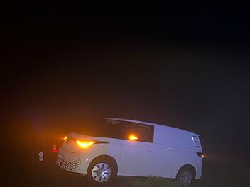 Wendemanöver missglückt - "Benebelter" Fahrer fährt sich in Graben fest