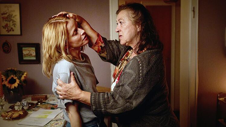 Auf der Suche nach Antworten stattet Elodie (Karoline Schuch, links) Frau Wontroba (Eva Mattes) einen Besuch ab.