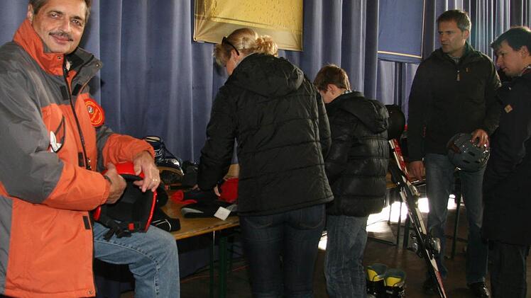 Manfred Motschenbacher organisiert seit 30 Jahren die Skibörse.