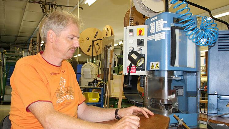 Peter Schmitt beim Einstellen einer Maschine