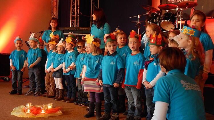 Die Kleinen vom Kinderparadies Gremsdorf stimmten gesanglich auf die Adventszeit ein. Foto: Mona Lisa Eigenfeld