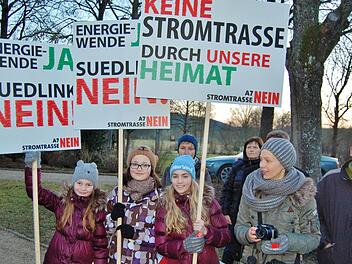 Bad Bocklet möchte sich, wie andere Kommunen, gegen die Südlink-Stromtrasse zur Wehr setzen. Unser Archivbild zeigt Stromtrassen-Gegner, die beim Besuch der bayerischen Wirtschaftsministerin Ilse Aigner im Bad Bockleter Kurgarten demonstrierten. Archivfoto: Sigismund von Dobschü#tz