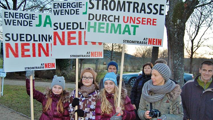 Bad Bocklet möchte sich, wie andere Kommunen, gegen die Südlink-Stromtrasse zur Wehr setzen. Unser Archivbild zeigt Stromtrassen-Gegner, die beim Besuch der bayerischen Wirtschaftsministerin Ilse Aigner im Bad Bockleter Kurgarten demonstrierten. Archivfoto: Sigismund von Dobschü#tz