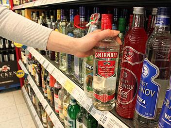 Eine ganze Flasche Wodka hatte eine 50-jährige Frau nach eigenen Angaben getrunken, als sie in der Wohnung ihres Mieters zu randalieren begann. Symbolbild: Tobias Kindermann