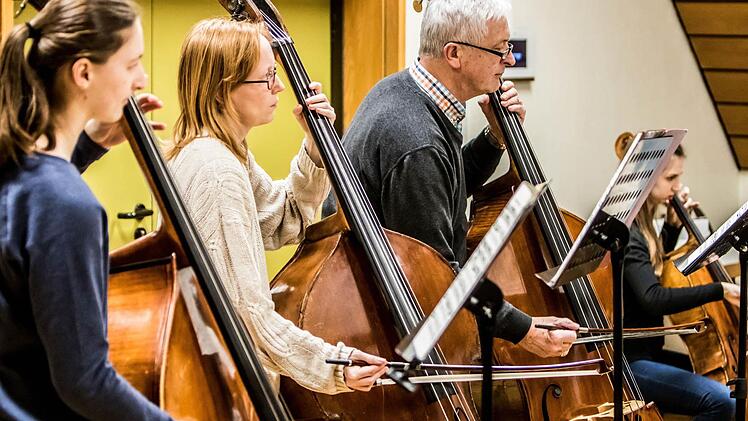 Impressionen von der Probenarbeit mit dem Orchester der "Gesellschaft der Musikfreunde Neustadt" unter Leitung von Hans Stähli. Fotos: Jochen Berger