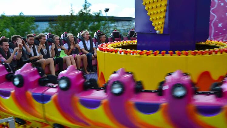 Die tellerf&ouml;mige Schiffsschaukel beginnt harmlos, nimmt aber bei jeder Schwingung mehr Fahrt auf. Zus&auml;tzlich dreht sich der Teller. Foto: Sandra Hackenberg