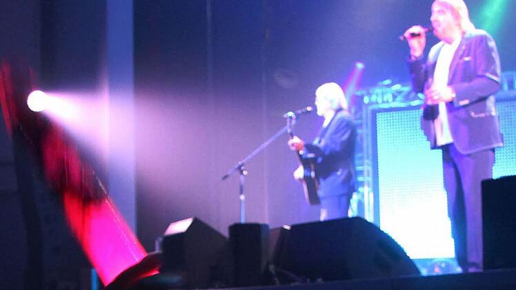 Die Fans winkten mit speziellen Amigos-Leuchtstäben und Glitzer-Lichtern. Foto: Sonny Adam