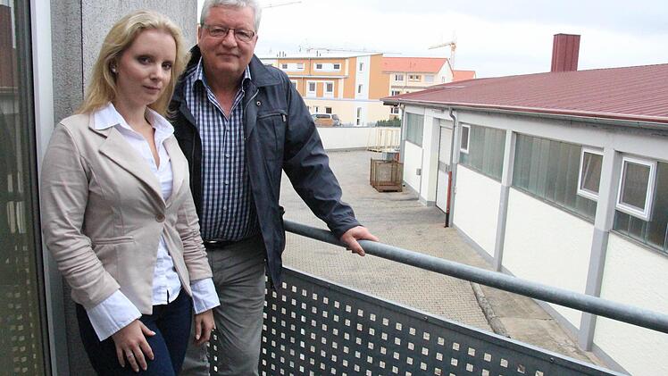 Hans-Peter Hörrlein und Tochter Christina hören in Adelsdorf auf, auch weil es immer wieder Ärger mit den Nachbarn gab. Dazu sei nun das Baugebiet Reuthsee gekommen.