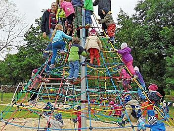 Bürgermeisterin Gertrud Werner, stellvertretender Landrat Otto Siebenhaar und weitere Verantwortliche und Unterstützer des Spielplatzes erklommen mit den Kindern den Kletterturm. Foto: Petra Malbrich