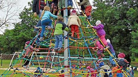 Bürgermeisterin Gertrud Werner, stellvertretender Landrat Otto Siebenhaar und weitere Verantwortliche und Unterstützer des Spielplatzes erklommen mit den Kindern den Kletterturm. Foto: Petra Malbrich