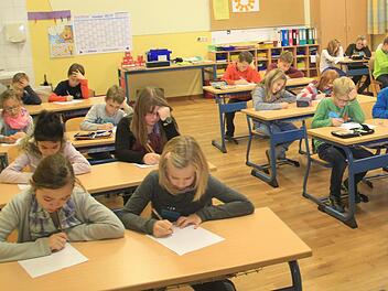 Bei der Lösung der Aufgaben war Konzentration gefragt. Allerdings sitzen die Kinder nur für das Pressebild so nah beieinander. Fotos: Gerda Völk