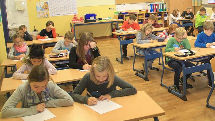 Bei der Lösung der Aufgaben war Konzentration gefragt. Allerdings sitzen die Kinder nur für das Pressebild so nah beieinander. Fotos: Gerda Völk