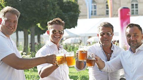 Auf geht's: Fünf Tage Schlossplatzfest wollen gefeiert werden. Mit den ersten Sonnenstrahlen strömten die Coburger Richtung Arkaden und drehten ihre Runden ums Rondell. Fotos: Timo Geldner