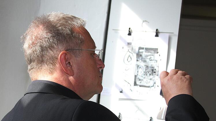 OB Henry Schramm zeigte sich beeindruckt  von der Vielfalt der Kunstwerke  und machte  Handyfotos.  Foto: Sonny Adam