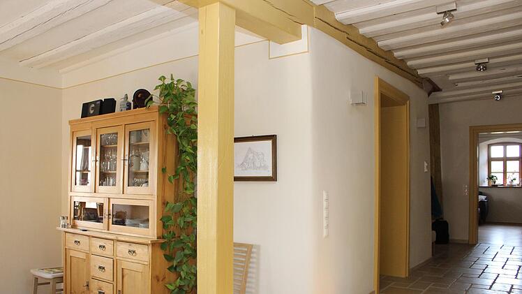 Die alten Balken wurden freigelegt, der Fußboden mit Naturstein belegt.  Foto: Evi Seeger