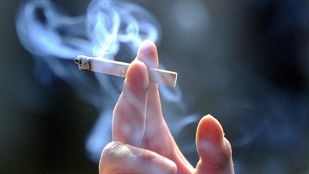 Nach wie vor nutzen viele Raucher die Autofahrt für eine Zigarette hinterm Steuer. Was viele nicht wissen: Das kann schnell teuer werden. Symbolbild: Jens Kalaene/dpa