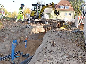 Zurzeit wird die Verbindungsleitung unterhalb der Würzburger Straße hin zum alten Wasserwerk verlegt. Fotos: Bernhard Panzer