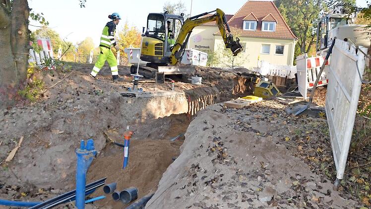 Zurzeit wird die Verbindungsleitung unterhalb der Würzburger Straße hin zum alten Wasserwerk verlegt. Fotos: Bernhard Panzer